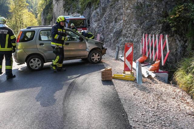 Einsatz für die Feuerwehr: Das Fahrzeug einer 90-jährigen Lenkerin prallte in Lunz gegen eine Leitschiene und landete auf dem Dach. | Foto: BFKDO Scheibbs/Thomas Wagner