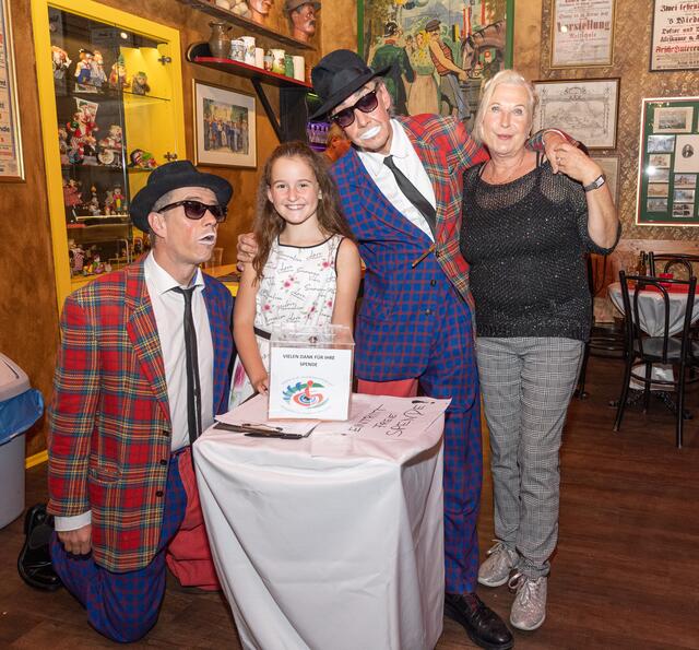 Für den guten Zweck traten die Fools Brothers im Circus- & Clownmuseum aus. Mit dabei waren Amelie Ricca (2.v.l.) und die (Obfrau des Verein "Auf Augenhöhe", Christine Brunhölzl (r.).