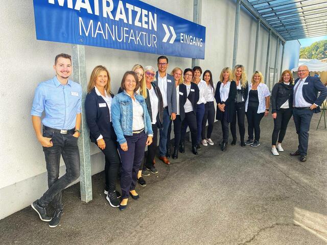 Geschäftsführer Wilhelm Bretis (rechts) mit seinem Team und Nachfolger Alfred Kinz (6. von links) | Foto: Privat 