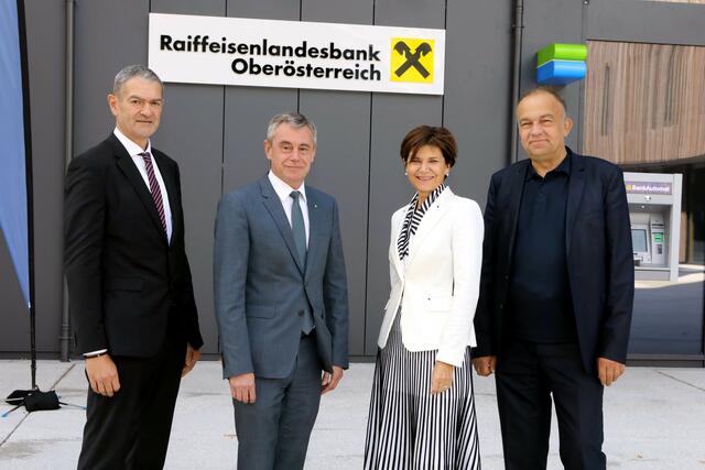 Von links: Bankstellenleiter Gerald Kobluk, RLB OÖ-Generaldirektor Heinrich Schaller, RLB OÖ-Generaldirektor-Stv. Michaela Keplinger-Mitterlehner und JKU-Rektor Meinhard Lukas. | Foto: RLB OÖ