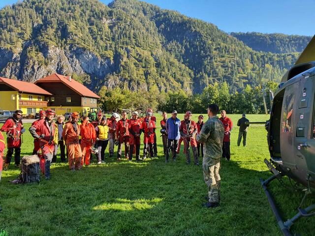 Übung des Österreichischen Höhlenrettungsdienstes mit Bundesheerhubschrauber. | Foto: ÖHRD/Monika Feichtner