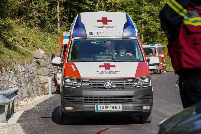 Einsatz für die Feuerwehr: Das Fahrzeug einer 90-jährigen Lenkerin prallte in Lunz gegen eine Leitschiene und landete auf dem Dach. | Foto: BFKDO Scheibbs/Thomas Wagner