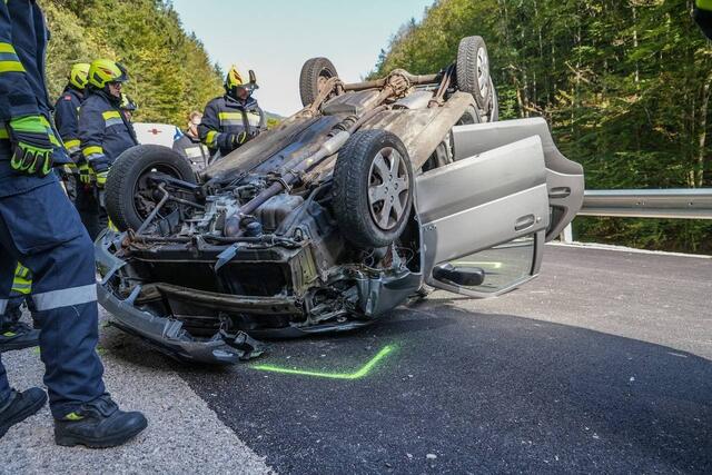 Einsatz für die Feuerwehr: Das Fahrzeug einer 90-jährigen Lenkerin prallte in Lunz gegen eine Leitschiene und landete auf dem Dach. | Foto: BFKDO Scheibbs/Thomas Wagner