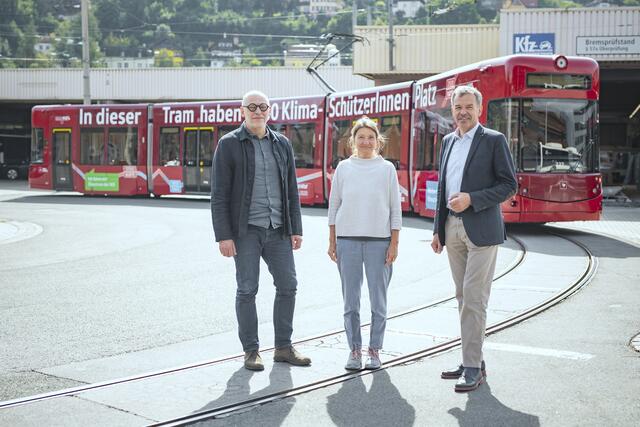 Bürgermeister Georg Willi, Mobilitätsstadträtin Uschi Schwarzl und IVB-Geschäftsführer Martin Baltes (li.) vor der Klimatram. | Foto: IVB/Berger