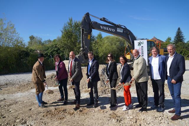 Beim offiziellen Spatenstich für die neue Volksschule Siezenheim im Bild von links Sebastian Sturm (Obmann Trachtenmusikkapelle Siezenheim), -Vizebürgermeisterin Roman Riedl, Bürgermeister Joachim Maislinger, Vizebürgermeister Andreas Hasenöhrl, Volksschuldirektorin Christine Winkler, Landesrätin Daniela Gutschi, Salzburg Wohnbau-Geschäftsführer Christian Struber, Architekt Karl Thalmeier und Salzburg Wohnbau-Geschäftsführer Roland Wernik. | Foto: Gertraud Kleemayr