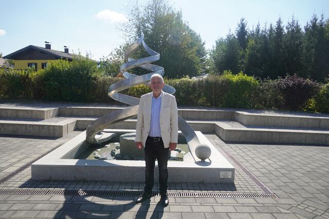 Der Bürgermeister von Göming, Werner Fritz in der Nähe des Gemeindezentrums von Göming. | Foto: Emanuel Hasenauer