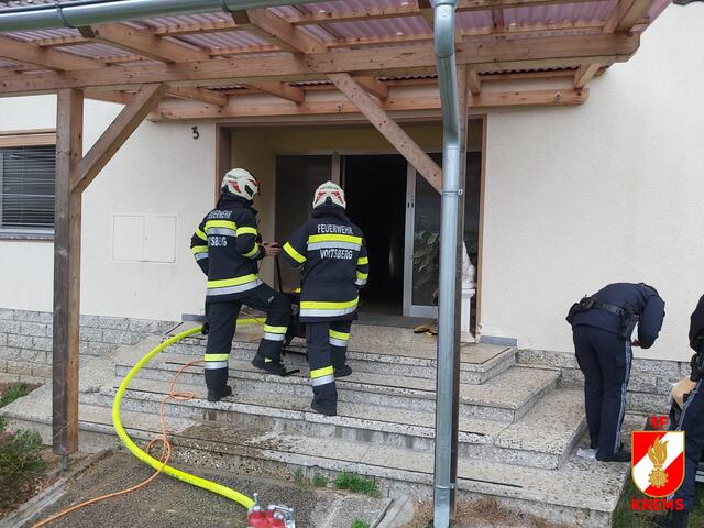 Mittels Druckbelüfter wurde das Wohnhaus wieder rauchfrei gemacht. | Foto: FF Krems