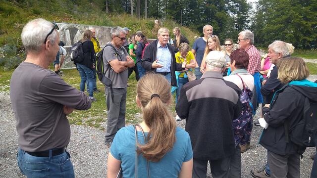 Der Museumsverein Reutte machte sich ein Bild über die zahlreichen neuen Entdeckungen auf der Burgruine Ehrenberg. | Foto: Museumsverein Reutte