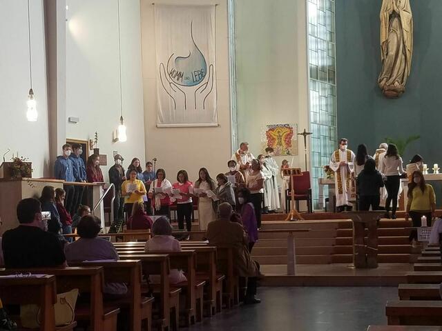 Die feiernde Gemeinde mit philippinischen Sängerinnen und Jugendcho | Foto: Diözese St.Pölten