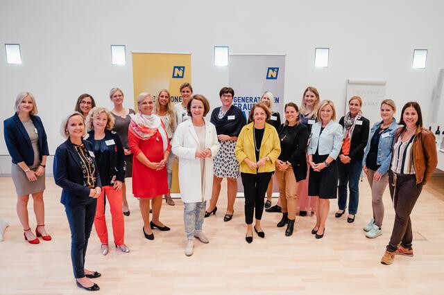 Frauen-Landesrätin Christiane Teschl-Hofmeister mit Mentorinnen und Mentees beim Auftakt des vierten Durchganges des „Politik Mentoring“-Programmes des Landes Niederösterreich
  | Foto: Richard Marschik