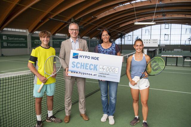 HYPO NOE Vorstand Wolfgang Viehauser überreichte NÖTV Präsidentin Petra Schwarz-Ritter (beide Mitte) und zwei jungen Talenten Jasmin Perina (rechts) und Maximilian Faber (links) des NÖTV den Spendencheck.
 | Foto: HYPO NOE / Herbst
