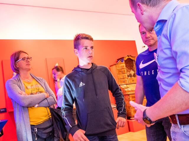 Beim Elternnachmittag am Freitag blieb genügend Zeit und Raum für persönliche Gespräche zwischen Jugendlichen, Eltern und Ausbildnern.
 | Foto: Barbara Pirringer