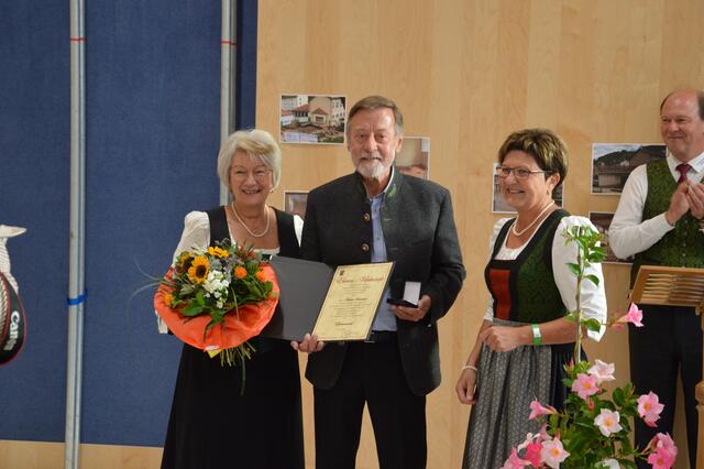 Ehrennadel für Anton Santner, langjähriges Mitglied im Gemeinderat und Obmann des Pensionistenverbands.