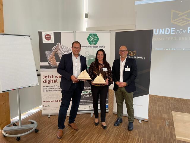 Für die Gastgeber und Referenten Barbara Reichhold und Christian Reiner gab es von Thomas Feier ein Ehrenpräsent. | Foto: Pfister