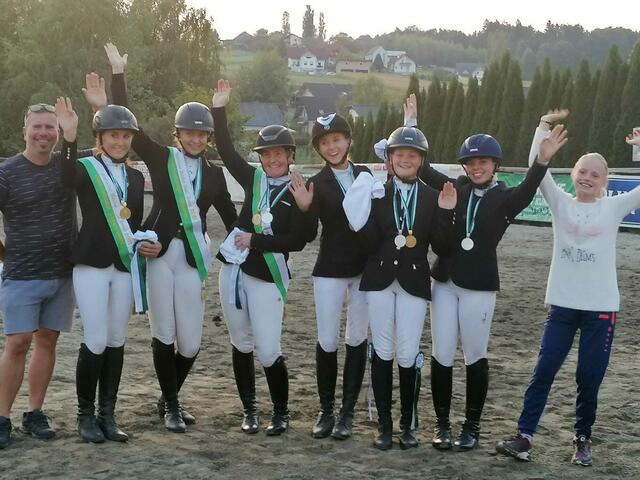 Die erfolgreichen Farracher Reiterinnen dürfen über Vierkampf-Gold jubeln. Von links: Betreuer Daniel Höller, Julia Wieser, Anja Palme, Marion Galler, Sarah Wieser, Lara Kargl, Anna Höllerund Valentina Kargl.