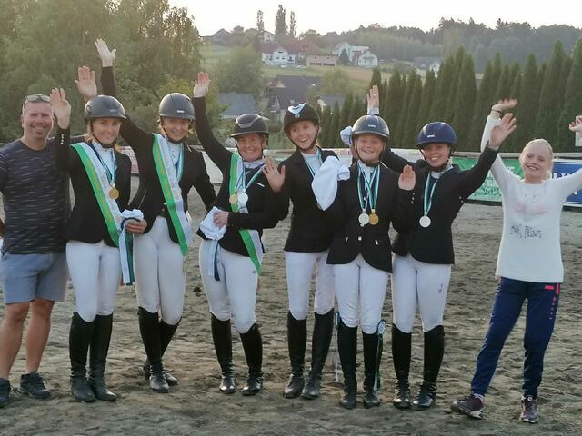 Die erfolgreichen Farracher Reiterinnen dürfen über Vierkampf-Gold jubeln. Von links: Betreuer Daniel Höller, Julia Wieser, Anja Palme, Marion Galler, Sarah Wieser, Lara Kargl, Anna Höllerund Valentina Kargl.
