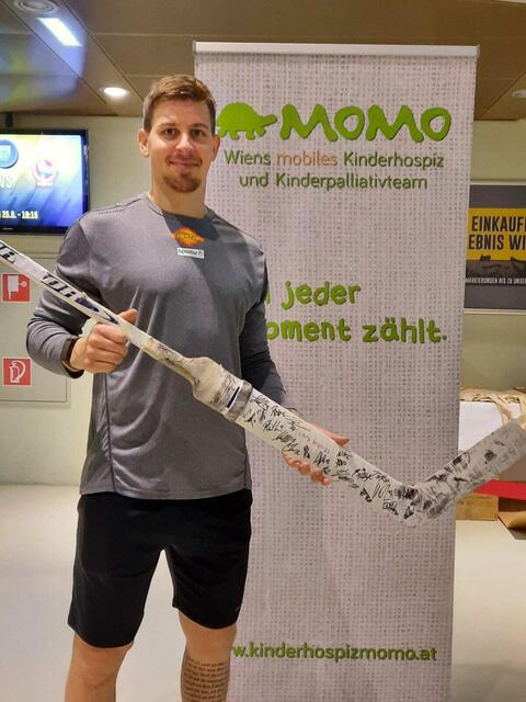 Der Hauptpreis, ein Tormannschläger mit Unterschriften der Spieler, blieb übrig. | Foto: MOMO