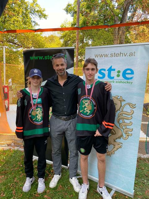Kilian Quas (Kapitän EAS U16), Philipp Hofer (Präsident Eishockeyverband Steiermark), Kevin Loe | Foto: Foto: Quas