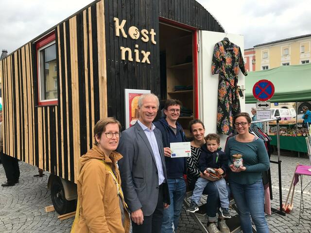 Sabine Kainmüller und Leader-Obmann Erich Traxler (links) gratulierten den Begründern des Kost-Nix-Wagens, Tobias Steurer, Johanna Mayrwöger und Anja Mayrwöger (v.li.), mit einem kleinen Geschenk.  | Foto: Privat