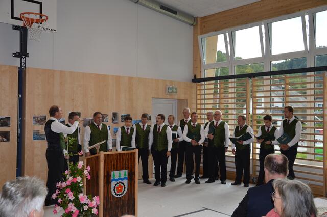 Männerchor während der Eröffnungsrede