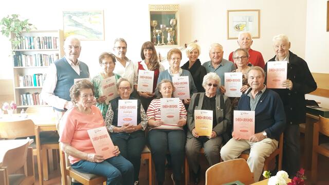 Bezirksobmann Dieter Hacker (hinten, 2. von links), STR Ina Hobel (hinten, 5. von links), Obmann Wolfgang Hobel (hinten, 6. von links) mit den Geehrten, darunter Linde Rencher (vorn, 2. von rechts). | Foto: Privat 