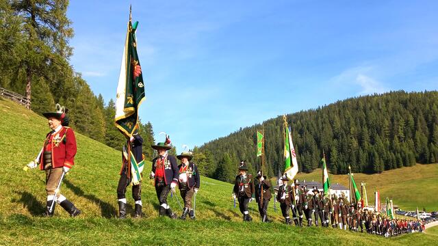 Zu Ehren von Alt-Bischof Reinhold Stecher rückten das Bataillon Wipptal-Eisenstecken und das Bataillon Stubai aus.  | Foto: SK Matrei