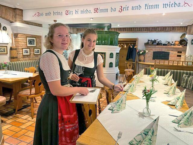 Juliane Frühwald und Lisa Bruckner lernen Restaurantfachfrau im Bachlerhof in Kematen. 