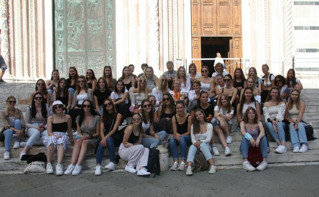 Maturaklassen der HLW mit ihren Professoren Christine Domaingo, Sylvia Joham, Doris Melcher und Reinhard Kreuz vor dem Dom in Siena | Foto: Privat 