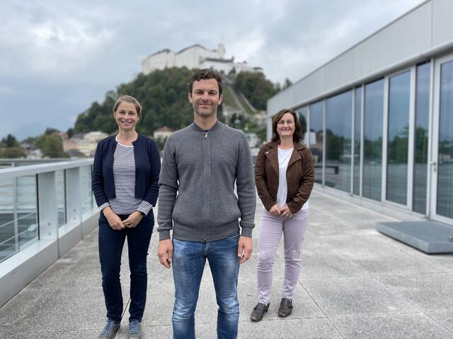 Andrea Ender, Eugen Unterberger und Irmtraud Kaiser (Universität) wollen erreichen, dass Kinder und Jugendliche über Sprache reflektieren.