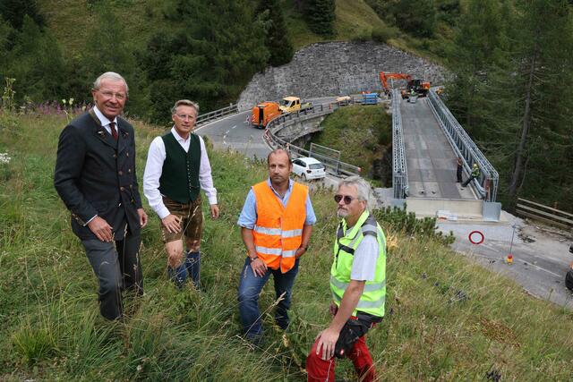 Dr. Wilfried Haslauer (Landeshauptmann Salzburg, Vorsitzender des Aufsichtsrates der GROHAG), Dr. Johannes Hörl (Vorstand GROHAG), Prok. Ing. Thomas Noel (Technischer Leiter GROHAG) und Ing. Reinhart Merlin (Brückenbau des Landes Kärnten) | Foto: grossglockner.at/Franz Neumayr