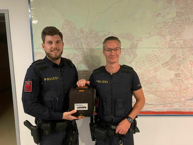 Revierinspektor Dominik P. (l.) und Inspektor Philipp T. retteten einen Mann das Leben. | Foto: LPD Wien