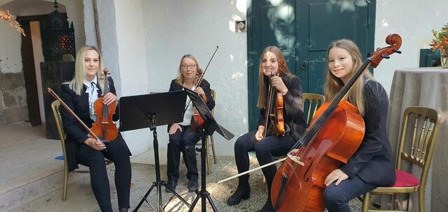 Ana Mihelic (2.v.r.) mit Musikerinnen der "SO!Streich".  | Foto: SO!Streich