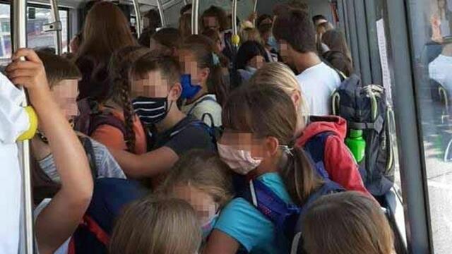 Vollgestopfte Busse spielen beim Fahren in die Schule anscheinend keine Rolle bei Corona?