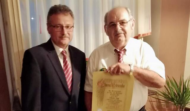 Erich Hackl überreichte Franz Jost die Ehrenurkunde. | Foto: Bezirksverband Feldbach Süd