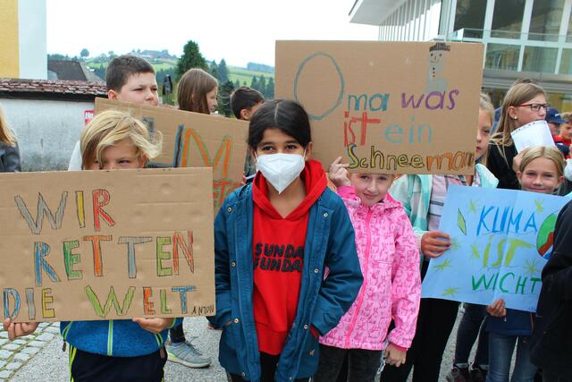 Die Schüler aus Neufelden beteiligten sich an der Aktion. Dazu bastelten sie Plakate mit einer eindeutigen Botschaft. | Foto: Foto: MS Neufelden