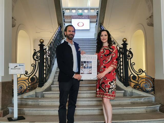 Mag. Graf von der Albert Hall freut sich mit Anna Volovitch auf die bevorstehende Konzertreihe im Prunksaal.  | Foto: Textplanery.com 
