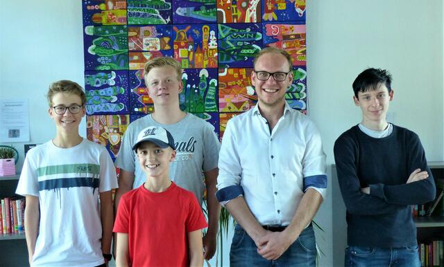 Großmeister Markus Ragger mit den vier Uttendorfer Jugendlichen, die am Simultan teilnahmen: v.l. Alexander Hörfarter, Eddie Gumz, Simon Robitza und Elias Teubner | Foto: Harald Sammer