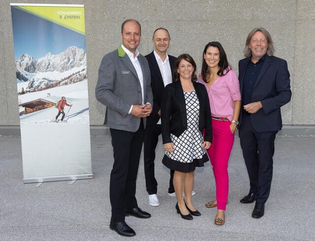 Diskutierten über die Zukunft des Tourusmus: Mathias Schattleitner (Schladming-Dachstein), Wirtschaftskabarettist Otmar Kastner, Barbara Schiefer (Ennstal-Ausseerland), Theresa Haid (Vitalpin) und Reinhard Lanner (Österreich Werbung) | Foto: Martin Huber