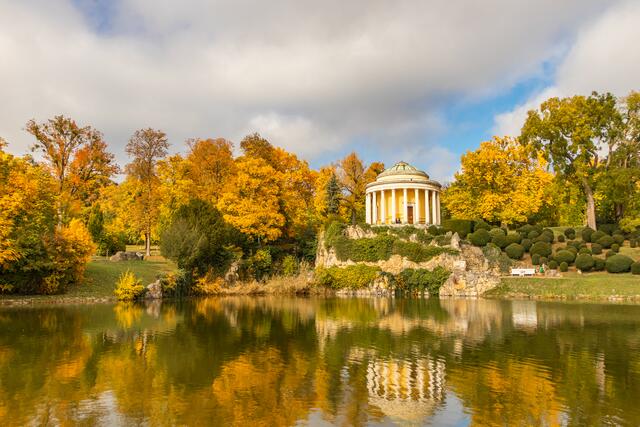 Blick auf den Leopoldinentempel im Schlosspark Eisenstadt