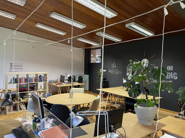 Bis zu 30 Coworker finden im Inkubator in Kranj einen geteilten Arbeitsplatz.