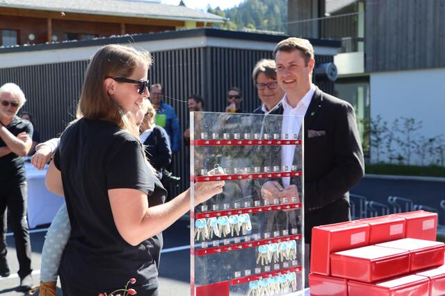 Viele junge Familien, Paare und Singles nahmen mit Freude den Schlüssel für ihre neue Wohnung in Scheffau vom Haken.