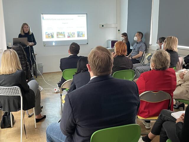 Domenika Gasser (links hinten) stellt das Lehrlingsprojekt in Meidling vor.