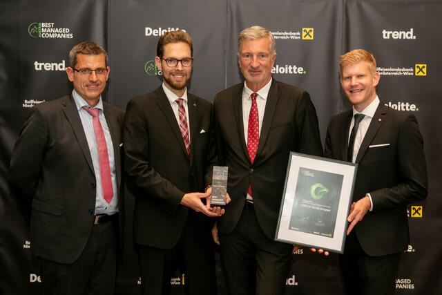 Hirsch Servo CEO Harald Kogler (2.v.r.) mit Hirsch Servo Mitarbeitern Thomas Kandolf (1.v.r.) und Markus Kraft (2.v.l). sowie Deloitte Partner Wolfgang Wurm (1.v.l.) | Foto: Hirsch Servo