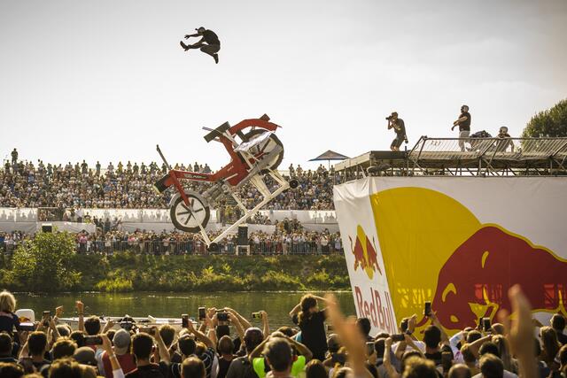 Nicht weit aber dafür umso cooler flog die Flying Puch Maxi mit Pilot Marco Ruby. | Foto: Red Bull Content Pool