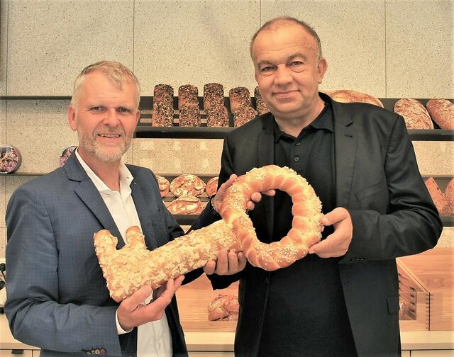 Inhaber Reinhard Honeder und JKU-Rektor Meinhard Lukas bei der "Schlüsselübergabe". | Foto: Honeder