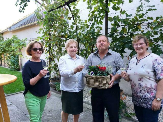 Zum 80. Wiegenfest kamen auch Glückwünsche vom Obmann. | Foto: Volkspartei Burgenland