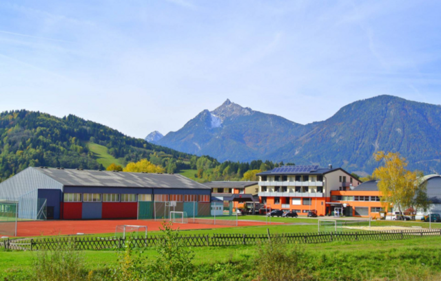 Der Sportsarea Grimming in Niederöblarn gehören eine Alpenflugschule, ein 127 Betten-Hotel sowie verschiedene Sportstätten an.