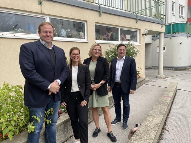 Klaus Umek sowie Claudia Hajdinyak und Ulrike Baumgartner-Foiser von Wienerberger mit Bezirkschef Wilfried Zankl (v.l.) bei "Juhu!".