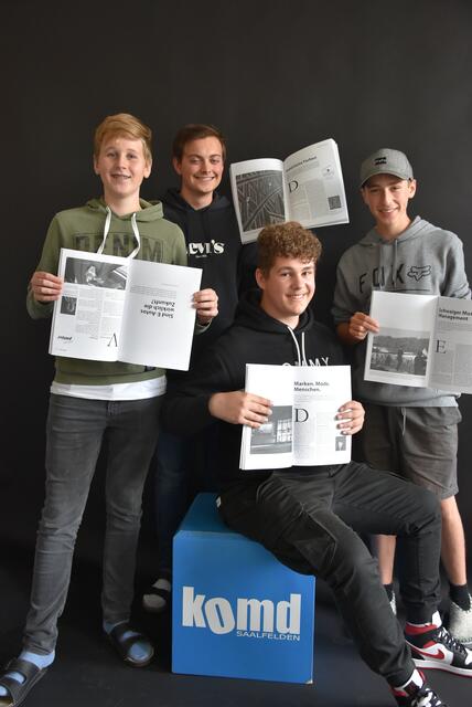 Vier der 52 Jungjournalist:innen der Fachrichtung Kommunikations-und Mediendesign mit ihrem fertigen Medienprodukt.    Foto: Gabriele Marik