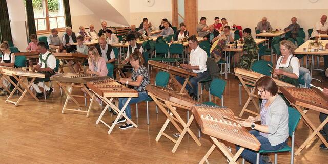 Das 24. Iseltaler Hackbrettlertreffen fand im Kultursaal Oberlienz statt.  | Foto: Ernst Zeiner